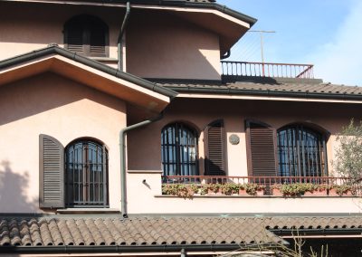 Inferriate su finestre ad arco di villa