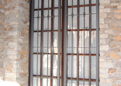 Inferriata apribile su finestra ad arco