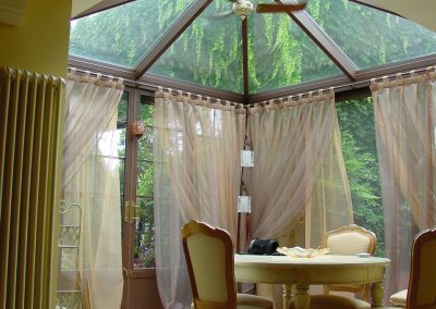 Interno di veranda con copertura vetrata