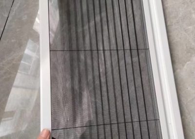 Zanzariera plissettata con telaio bianco