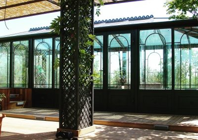 Veranda in ferro verde con pergolato