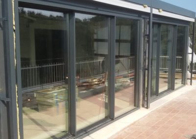 Veranda in alluminio grigio su terrazza