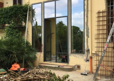 Vetrata in alluminio grigio in cantiere