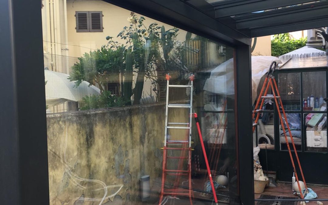 Veranda in alluminio antracite in cortile