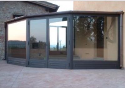 Veranda in alluminio grigio su terrazza
