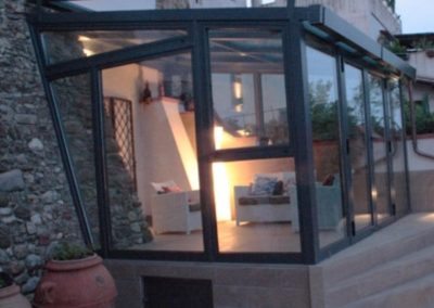 Veranda in alluminio antracite al crepuscolo