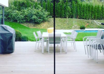 Vetrata scorrevole su terrazza e piscina