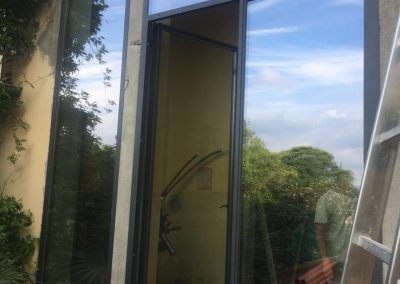 Porta-finestra in alluminio grigio in posa