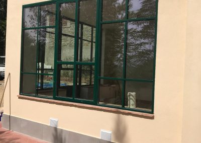 Vetrata in ferro verde su facciata