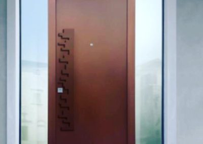 Portoncino blindato con vetrate laterali