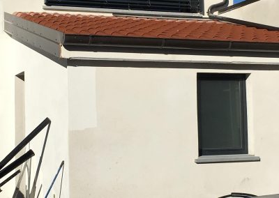 Veneziana esterna scura su finestra