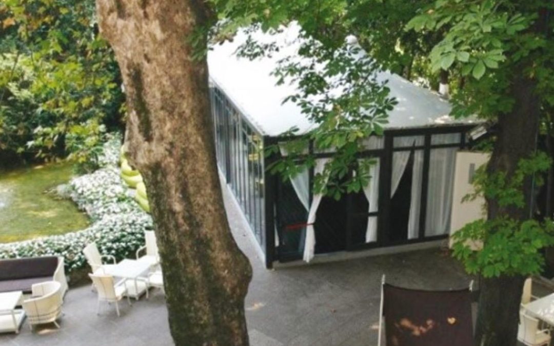Veranda vetrata con profili neri in giardino