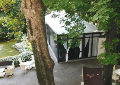 Veranda vetrata con profili neri in giardino